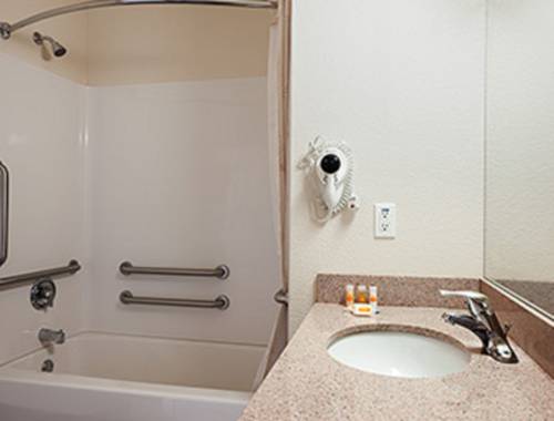 Imagen de la habitación del Hotel Days Inn and Suites By Wyndham Columbus Ne. Foto 11