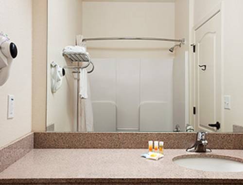 Imagen de la habitación del Hotel Days Inn and Suites By Wyndham Columbus Ne. Foto 12