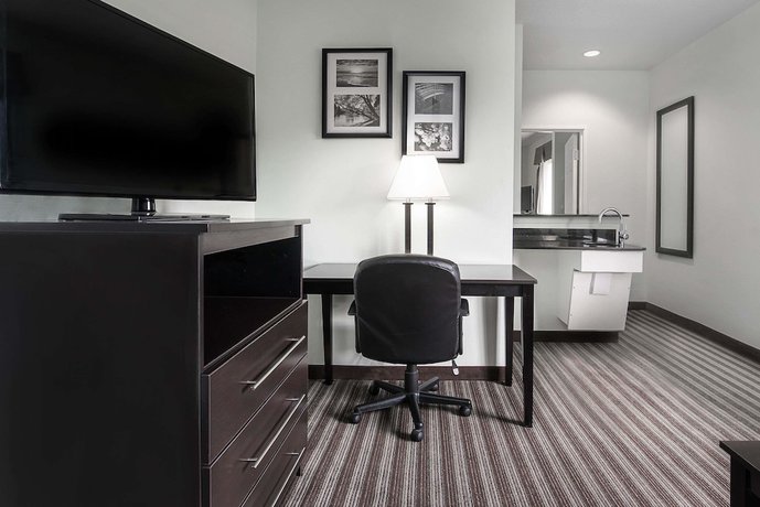Imagen de la habitación del Hotel Days Inn and Suites By Wyndham Dallas. Foto 2
