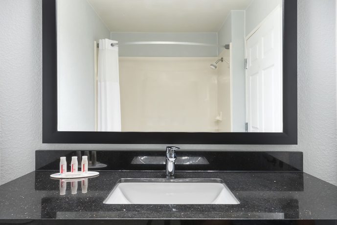 Imagen de la habitación del Hotel Days Inn and Suites By Wyndham Dallas. Foto 6