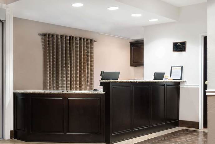Imagen de los interiores del Hotel Days Inn and Suites By Wyndham Dallas. Foto 13