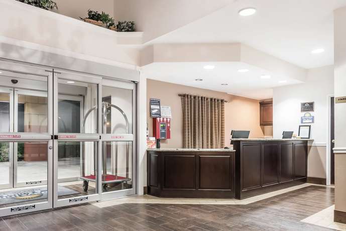 Imagen de los interiores del Hotel Days Inn and Suites By Wyndham Dallas. Foto 15