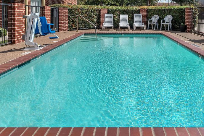 Imagen de la piscina del Hotel Days Inn and Suites By Wyndham Dallas. Foto 19