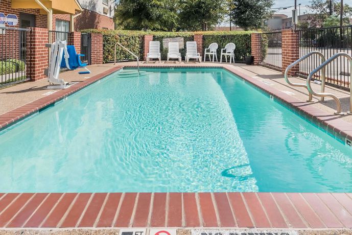 Imagen de la piscina del Hotel Days Inn and Suites By Wyndham Dallas. Foto 20