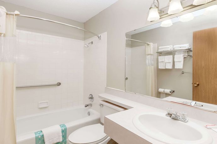 Imagen de la habitación del Hotel Days Inn and Suites By Wyndham Des Moines Airport. Foto 11