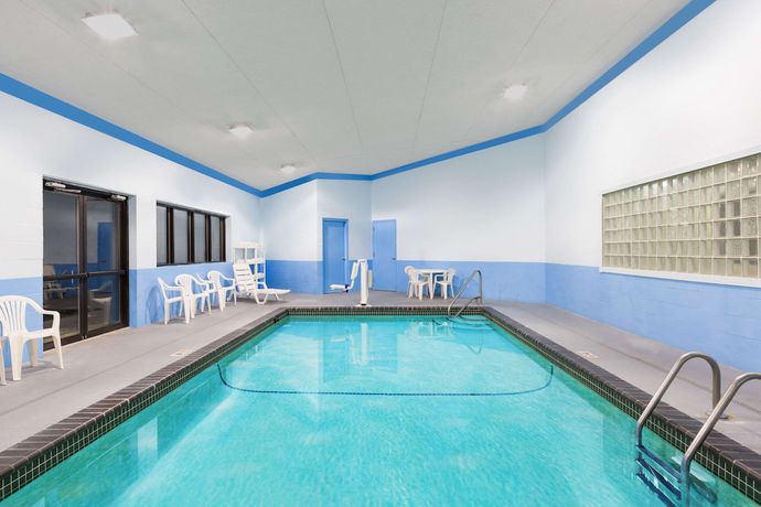 Imagen de la piscina del Hotel Days Inn and Suites By Wyndham Des Moines Airport. Foto 15