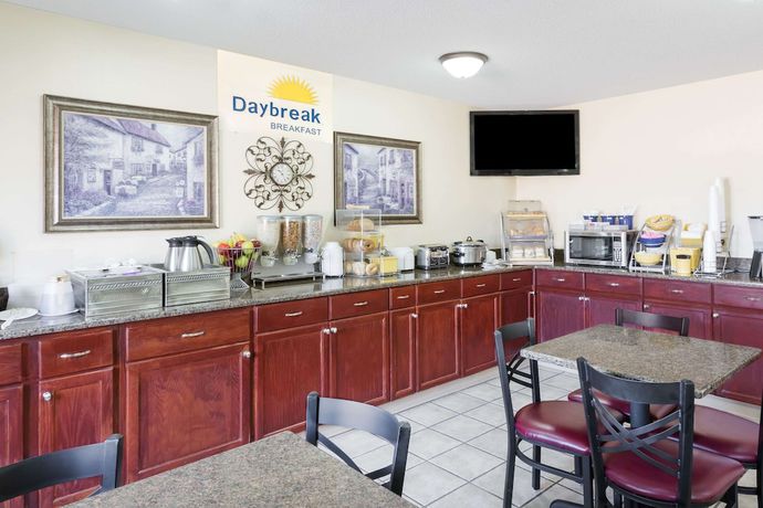 Imagen del bar/restaurante del Hotel Days Inn and Suites By Wyndham Des Moines Airport. Foto 3