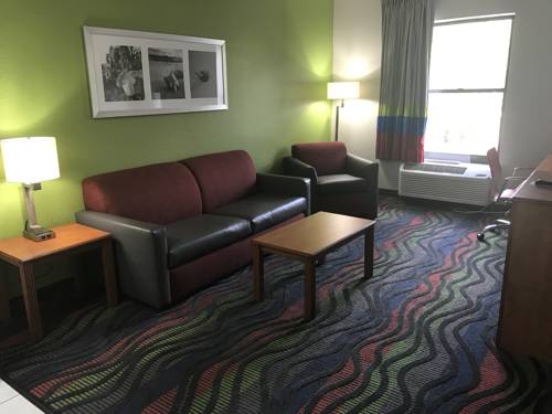 Imagen de la habitación del Hotel Days Inn and Suites By Wyndham Fort Myers Near Jetblue Park. Foto 2