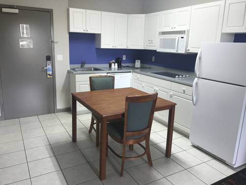 Imagen de la habitación del Hotel Days Inn and Suites By Wyndham Fort Myers Near Jetblue Park. Foto 11