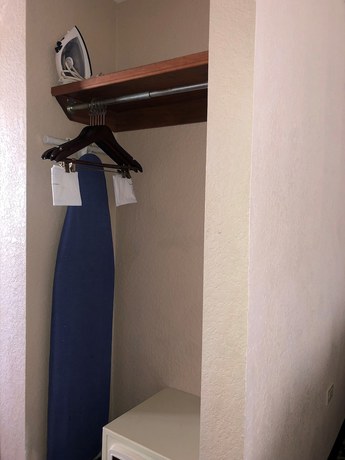 Imagen de la habitación del Hotel Days Inn and Suites By Wyndham Fort Pierce I-95. Foto 5