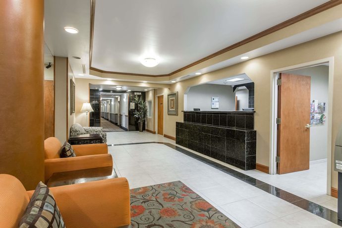 Imagen de los interiores del Hotel Days Inn and Suites By Wyndham Fort Pierce I-95. Foto 11