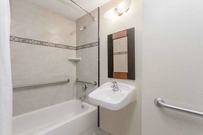 Imagen de la habitación del Hotel Days Inn and Suites By Wyndham Fort Pierce I-95. Foto 9
