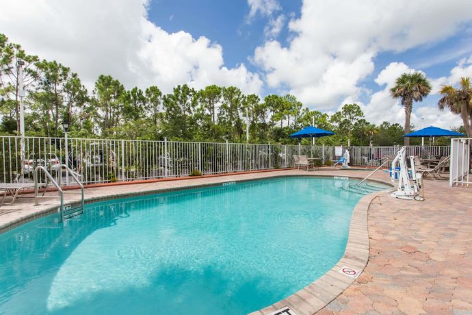 Imagen de la piscina del Hotel Days Inn and Suites By Wyndham Fort Pierce I-95. Foto 16