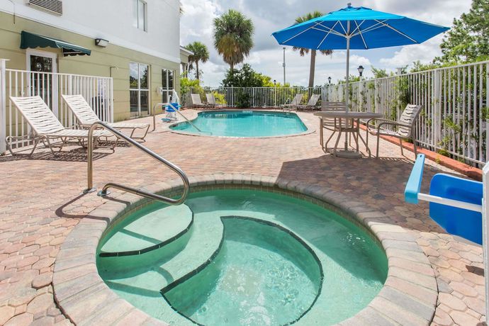 Imagen de la piscina del Hotel Days Inn and Suites By Wyndham Fort Pierce I-95. Foto 17