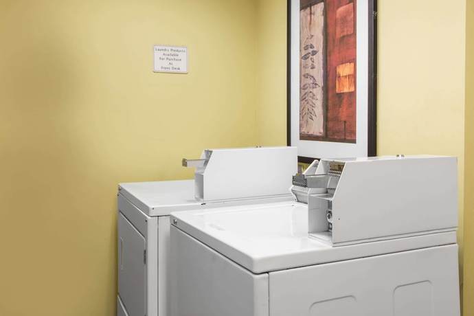 Imagen de los interiores del Hotel Days Inn and Suites By Wyndham Fort Pierce I-95. Foto 13