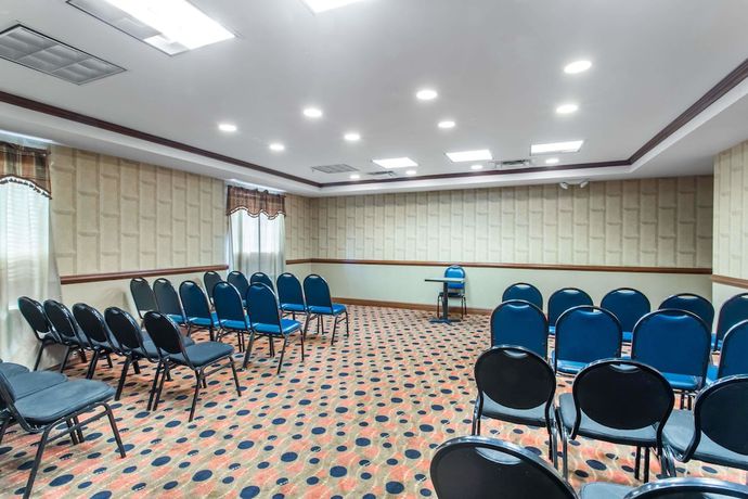Imagen de los interiores del Hotel Days Inn and Suites By Wyndham Fort Pierce I-95. Foto 14