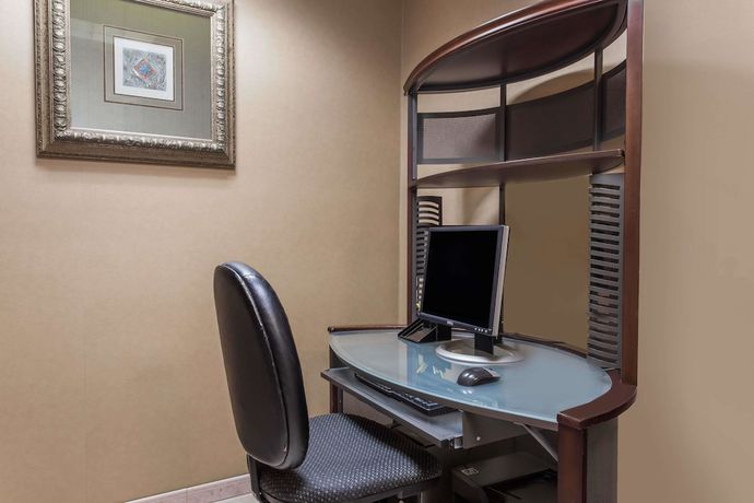 Imagen de los interiores del Hotel Days Inn and Suites By Wyndham Fort Pierce I-95. Foto 15