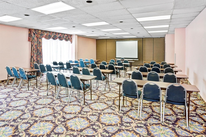 Imagen de los interiores del Hotel Days Inn and Suites By Wyndham Fullerton. Foto 13