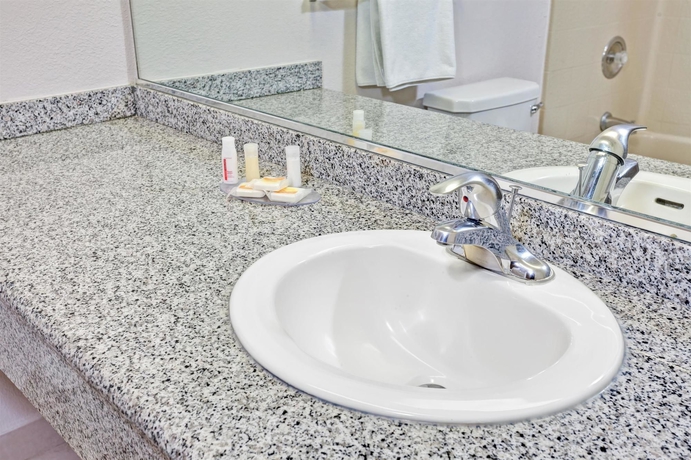 Imagen de la habitación del Hotel Days Inn and Suites By Wyndham Fullerton. Foto 9