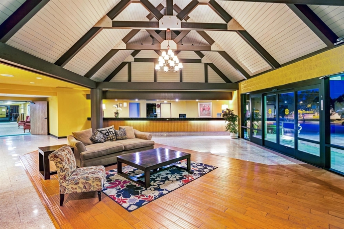 Imagen de los interiores del Hotel Days Inn and Suites By Wyndham Fullerton. Foto 14