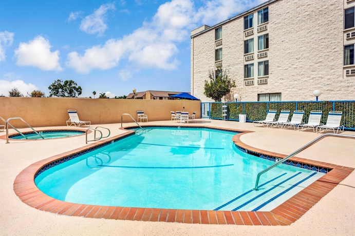 Imagen de la piscina del Hotel Days Inn and Suites By Wyndham Fullerton. Foto 16