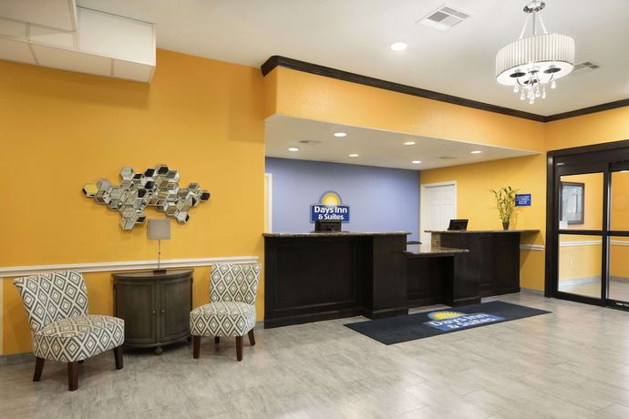 Imagen de los interiores del Hotel Days Inn and Suites By Wyndham Galveston West/seawall. Foto 17
