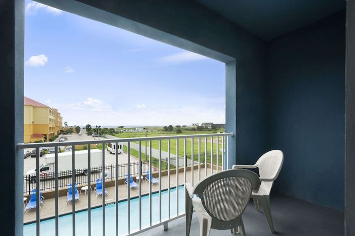 Imagen de la habitación del Hotel Days Inn and Suites By Wyndham Galveston West/seawall. Foto 13