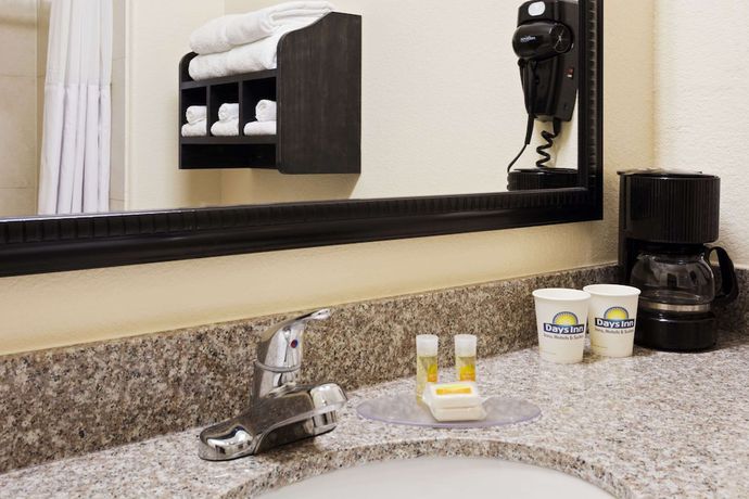 Imagen de la habitación del Hotel Days Inn and Suites By Wyndham Galveston West/seawall. Foto 15