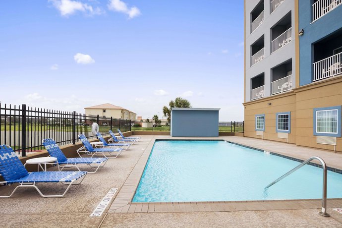 Imagen de la piscina del Hotel Days Inn and Suites By Wyndham Galveston West/seawall. Foto 20