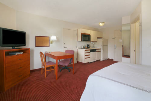 Imagen de la habitación del Hotel Days Inn and Suites By Wyndham Green Bay Wi.. Foto 4