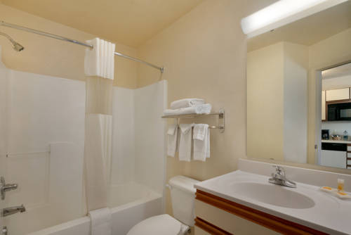Imagen de la habitación del Hotel Days Inn and Suites By Wyndham Green Bay Wi.. Foto 5