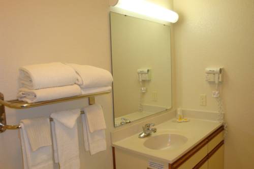 Imagen de la habitación del Hotel Days Inn and Suites By Wyndham Green Bay Wi.. Foto 10