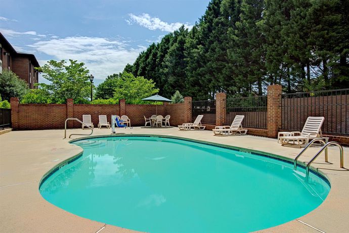 Imagen de la piscina del Hotel Days Inn and Suites By Wyndham Hickory. Foto 16