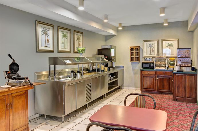 Imagen del bar/restaurante del Hotel Days Inn and Suites By Wyndham Hickory. Foto 4