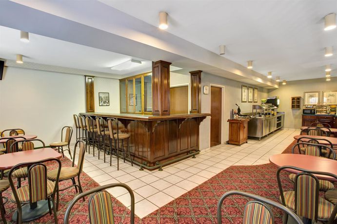 Imagen del bar/restaurante del Hotel Days Inn and Suites By Wyndham Hickory. Foto 5