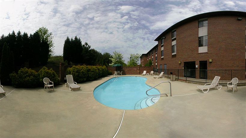 Imagen de los interiores del Hotel Days Inn and Suites By Wyndham Hickory. Foto 11
