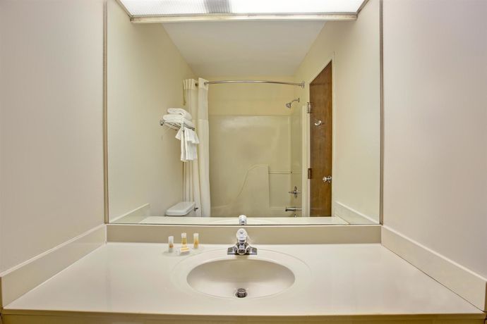 Imagen de la habitación del Hotel Days Inn and Suites By Wyndham Hickory. Foto 7