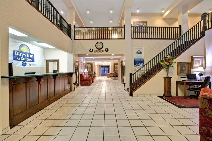 Imagen de los interiores del Hotel Days Inn and Suites By Wyndham Hickory. Foto 12