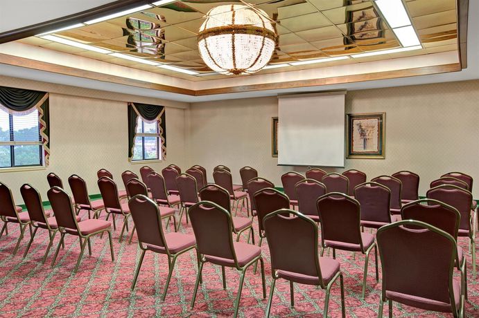 Imagen de los interiores del Hotel Days Inn and Suites By Wyndham Hickory. Foto 13