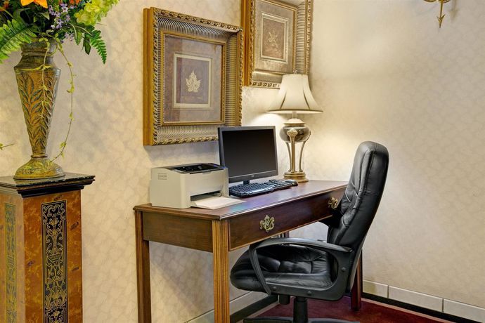 Imagen de los interiores del Hotel Days Inn and Suites By Wyndham Hickory. Foto 14