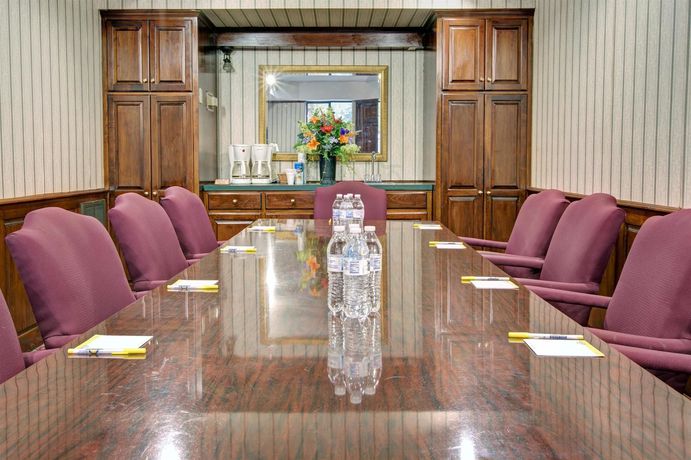 Imagen de los interiores del Hotel Days Inn and Suites By Wyndham Hickory. Foto 15