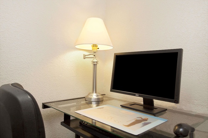 Imagen de los interiores del Hotel Days Inn and Suites By Wyndham Houston North/aldine. Foto 19