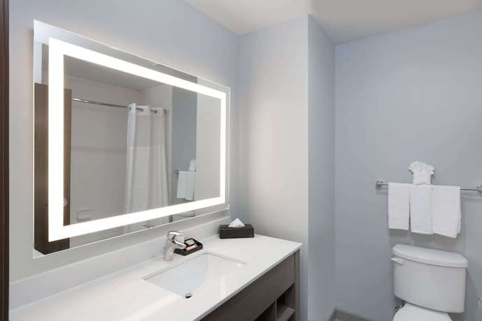 Imagen de la habitación del Hotel Days Inn and Suites By Wyndham Houston Nw Cypress. Foto 4