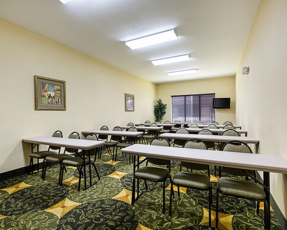 Imagen de los interiores del Hotel Days Inn and Suites By Wyndham Houston / West Energy Corridor. Foto 12