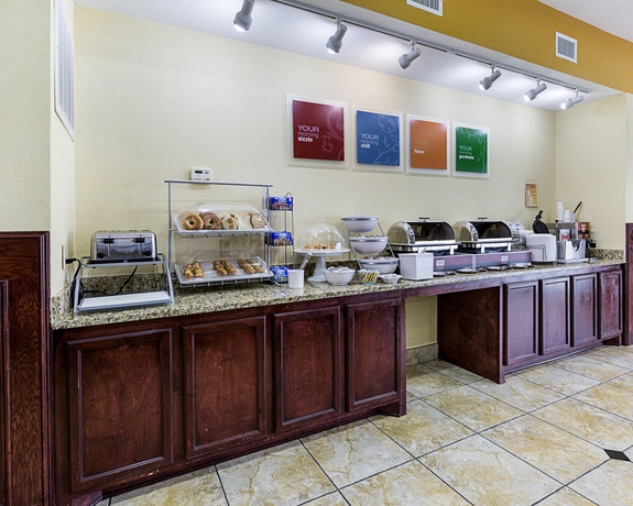 Imagen del bar/restaurante del Hotel Days Inn and Suites By Wyndham Houston / West Energy Corridor. Foto 5