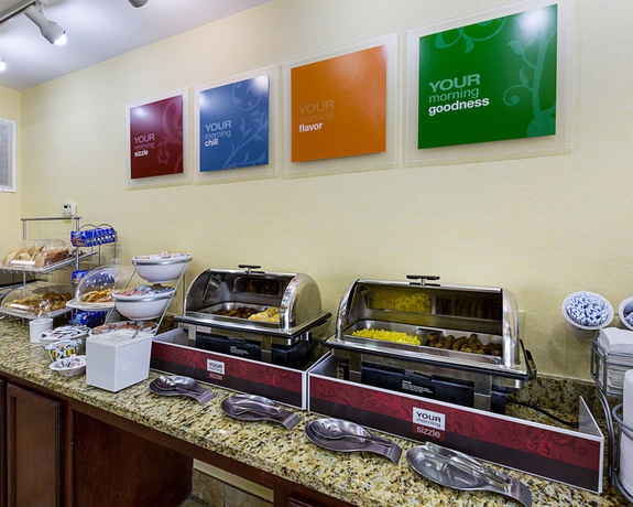 Imagen del bar/restaurante del Hotel Days Inn and Suites By Wyndham Houston / West Energy Corridor. Foto 8