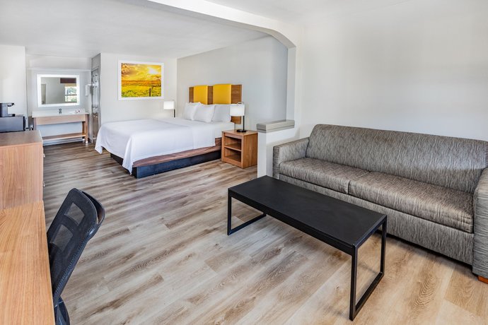 Imagen de la habitación del Hotel Days Inn and Suites By Wyndham Huntsville. Foto 8
