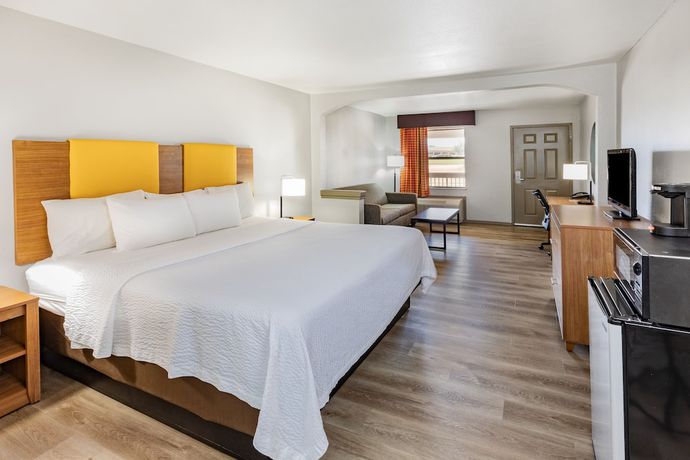 Imagen de la habitación del Hotel Days Inn and Suites By Wyndham Huntsville. Foto 9