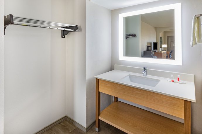 Imagen de la habitación del Hotel Days Inn and Suites By Wyndham Huntsville. Foto 11