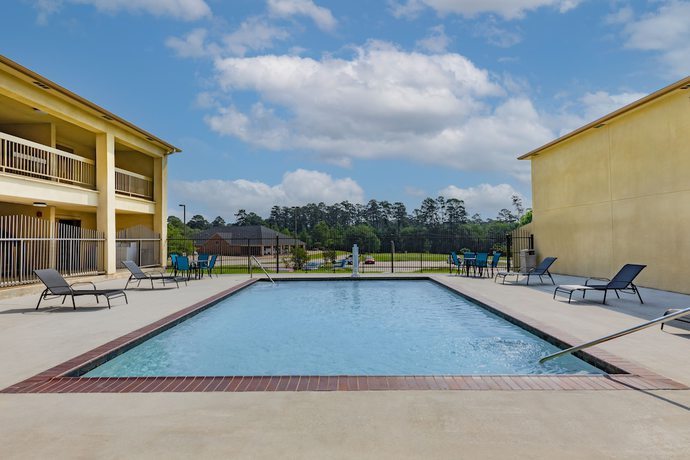 Imagen de la piscina del Hotel Days Inn and Suites By Wyndham Huntsville. Foto 19